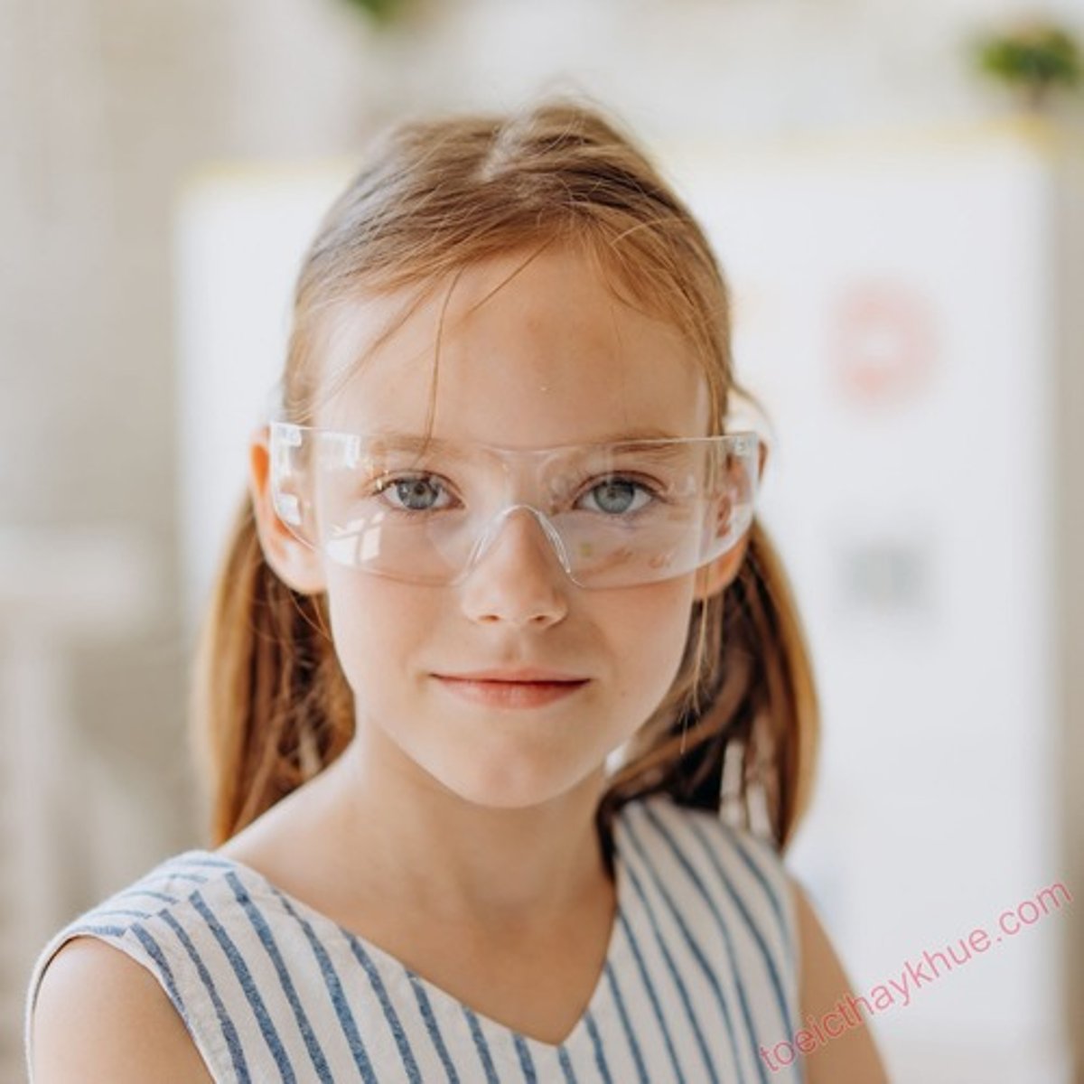 <p>Kính bảo hộ bảo vệ đôi mắt.</p>