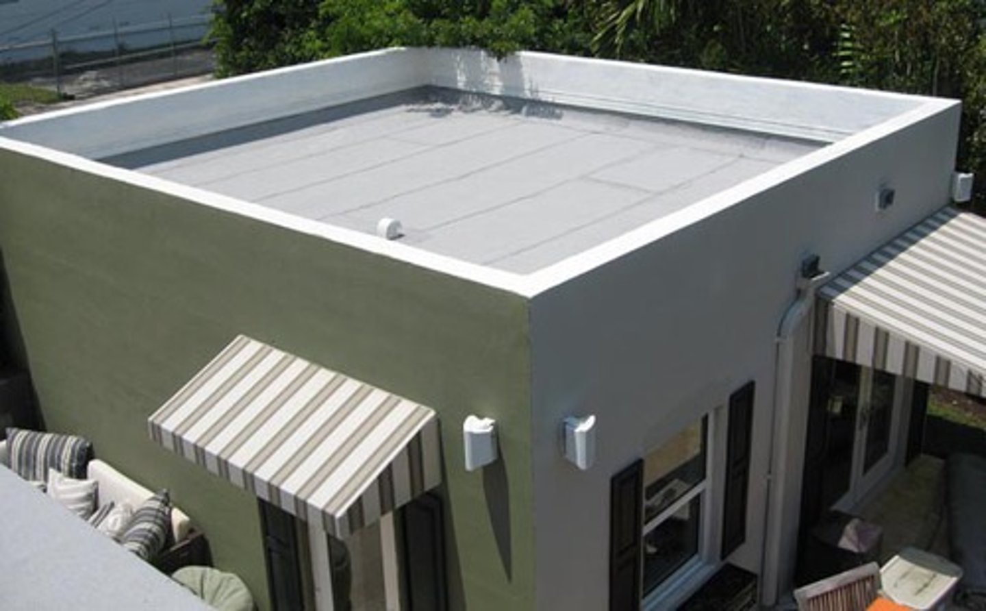 <p>made popular by European Architects of the 20th century; widely used today; makes it possible to put a roof over a building that has a large plan; rarely actually flat (have a very low slope)</p>