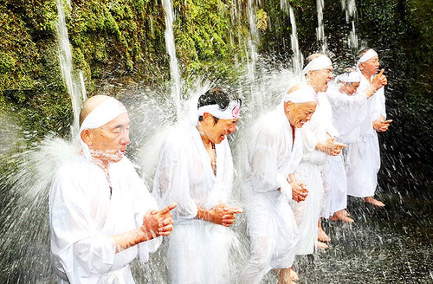 <p>shēnxīn thân tâm 運動有益身心健康。 (Yùndòng yǒuyì shēnxīn jiànkāng.) - Tập thể dục có ích cho sức khỏe thân tâm.</p>