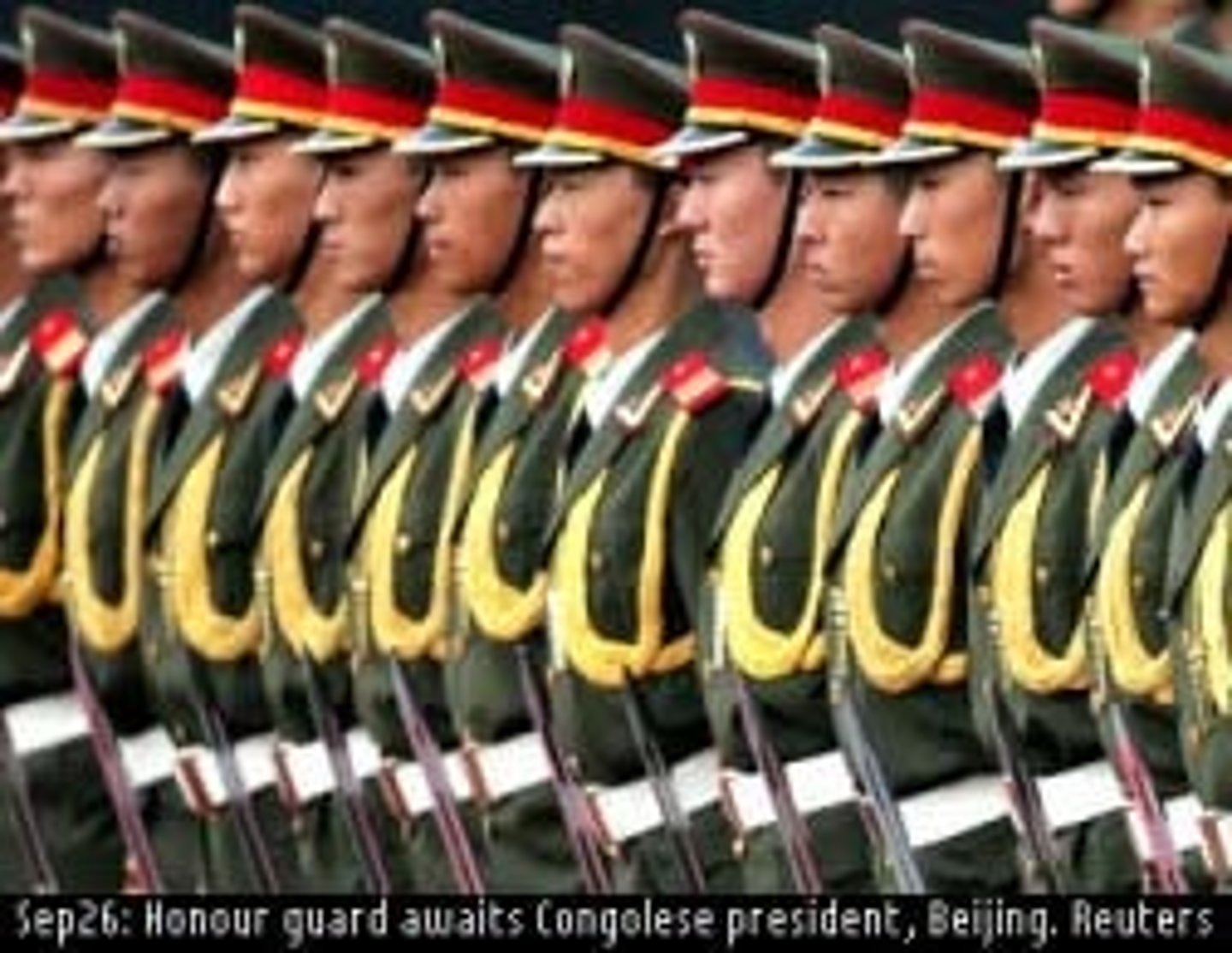 <p>(v) làm theo, tuân theo (thường dùng cho tiêu chuẩn, chuẩn mục chung hơn là quy định cụ thể)</p>