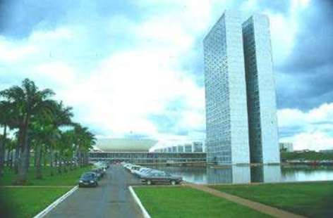 <p>Oscar Niemeyer work with city planner lucio costa</p>