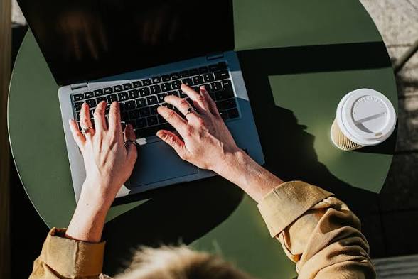 <p>Il ne fait pas</p><p><span>Il n'a pas le temps voit le film parce que de son travail</span></p>