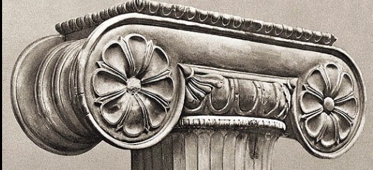 <p>Da un capitello cosiddetto “eolico” (dalla città Eolia dopo la fuggita dei Greci in città costiere dopo il collasso della loro civiltà (1100 a.C circa). In ogni caso l'origine è incerta.</p><p>In ogni caso si pensa anche che sia stato elaborato per la prima volta nei grandi templi, quello di Hera a Samo e quello di Artemide a Efeso.</p>