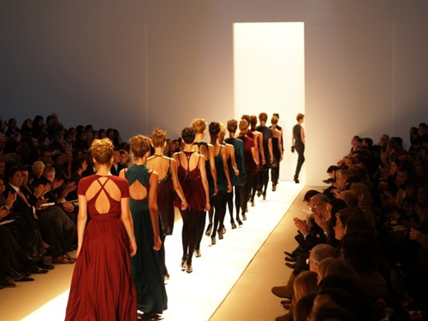 <p>donde tiene lugar un desfile de modas</p>