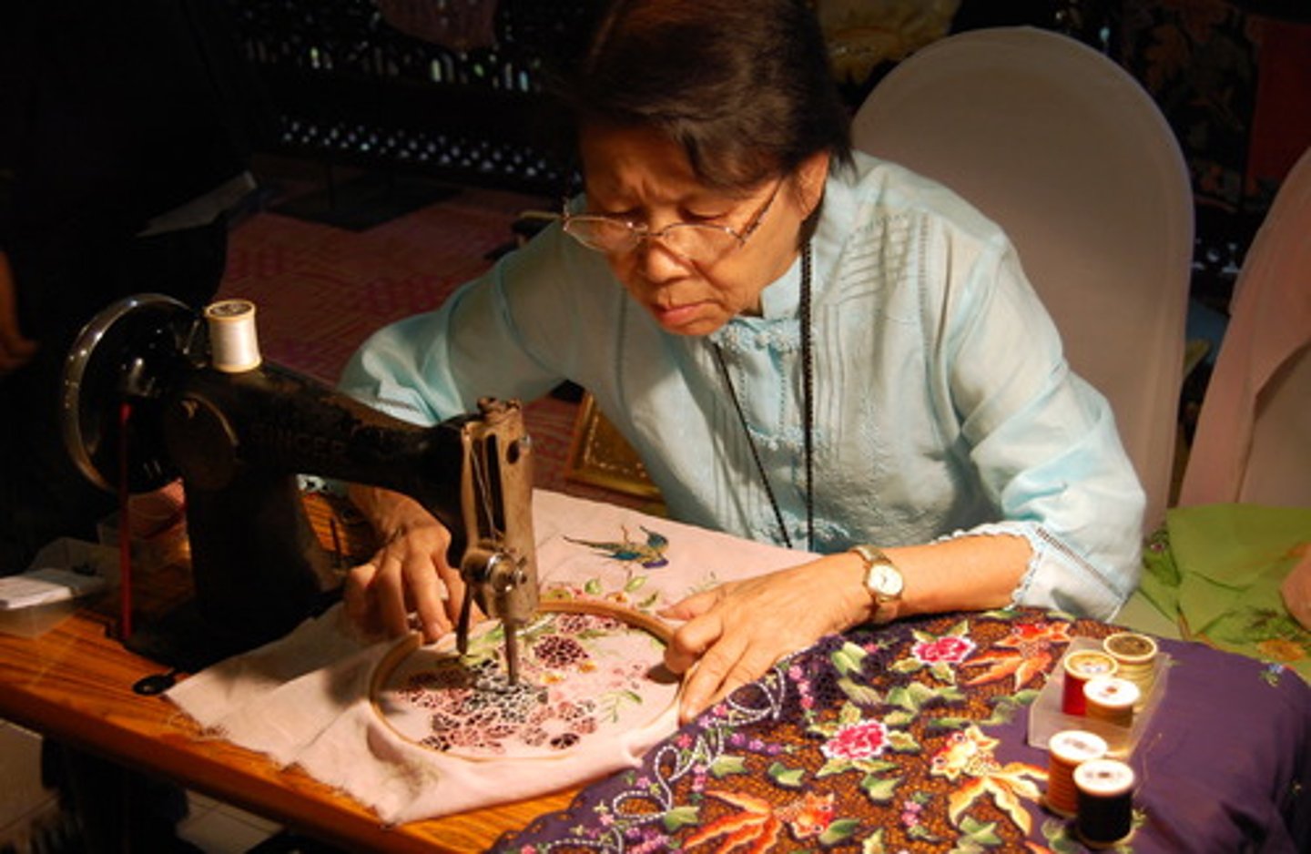 <p>an activity involving skill in making things by hand. 솜씨, 공예, 기능, 선박, 비행기</p>