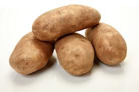 are a yellowed brown-brown on the outside skin. They have a russet / rough texture on the outside, often with a couple of eyes or growths. The inside of russet potatoes are solid with a white/off-white color. They are oblong, occasionally thick and they are rounded on the edges.
