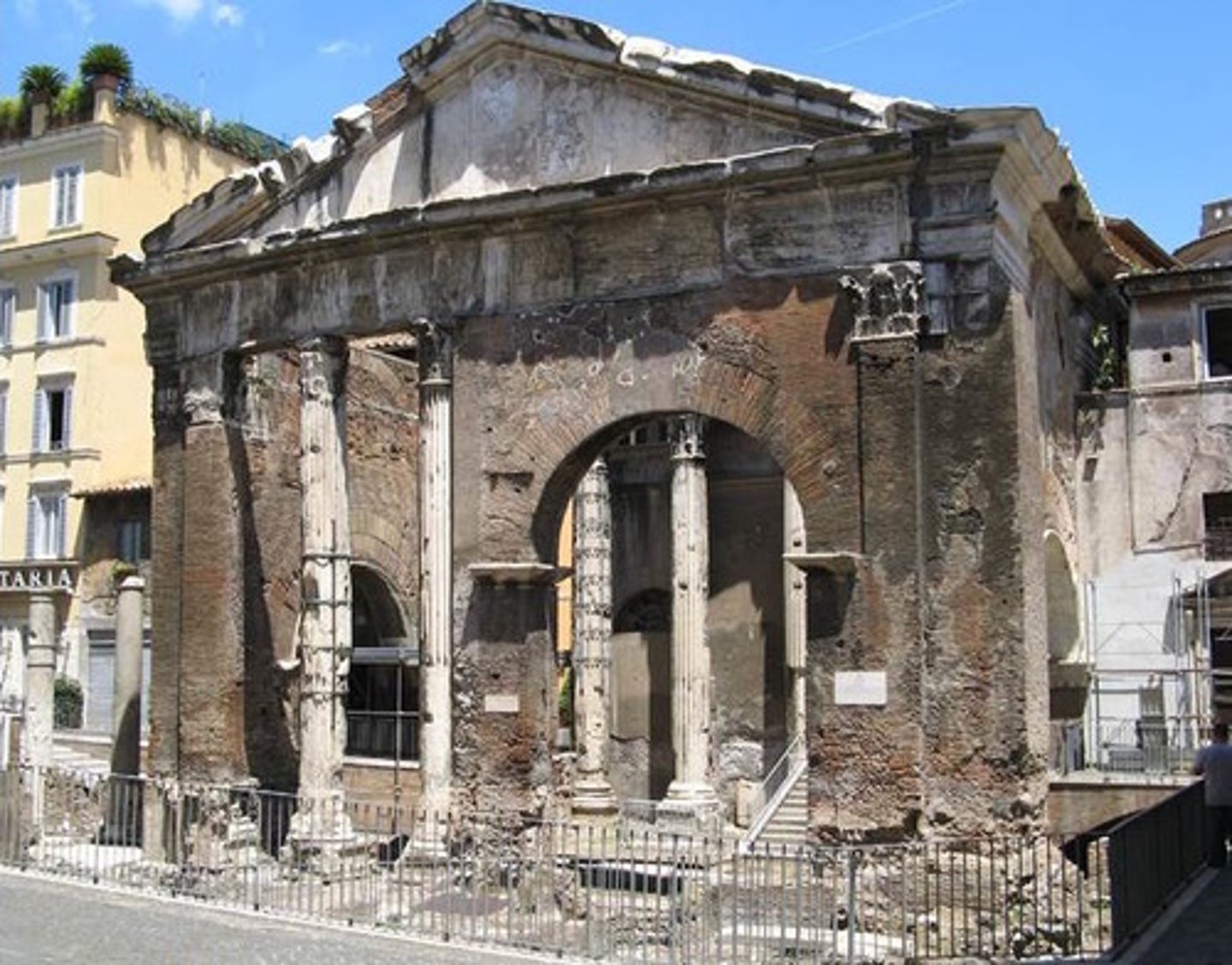 <p>-Leisure place</p><p>-Feminine space</p><p>-Libraries curia, temples</p><p>-Built by Octavia to honor son Marcellus</p>