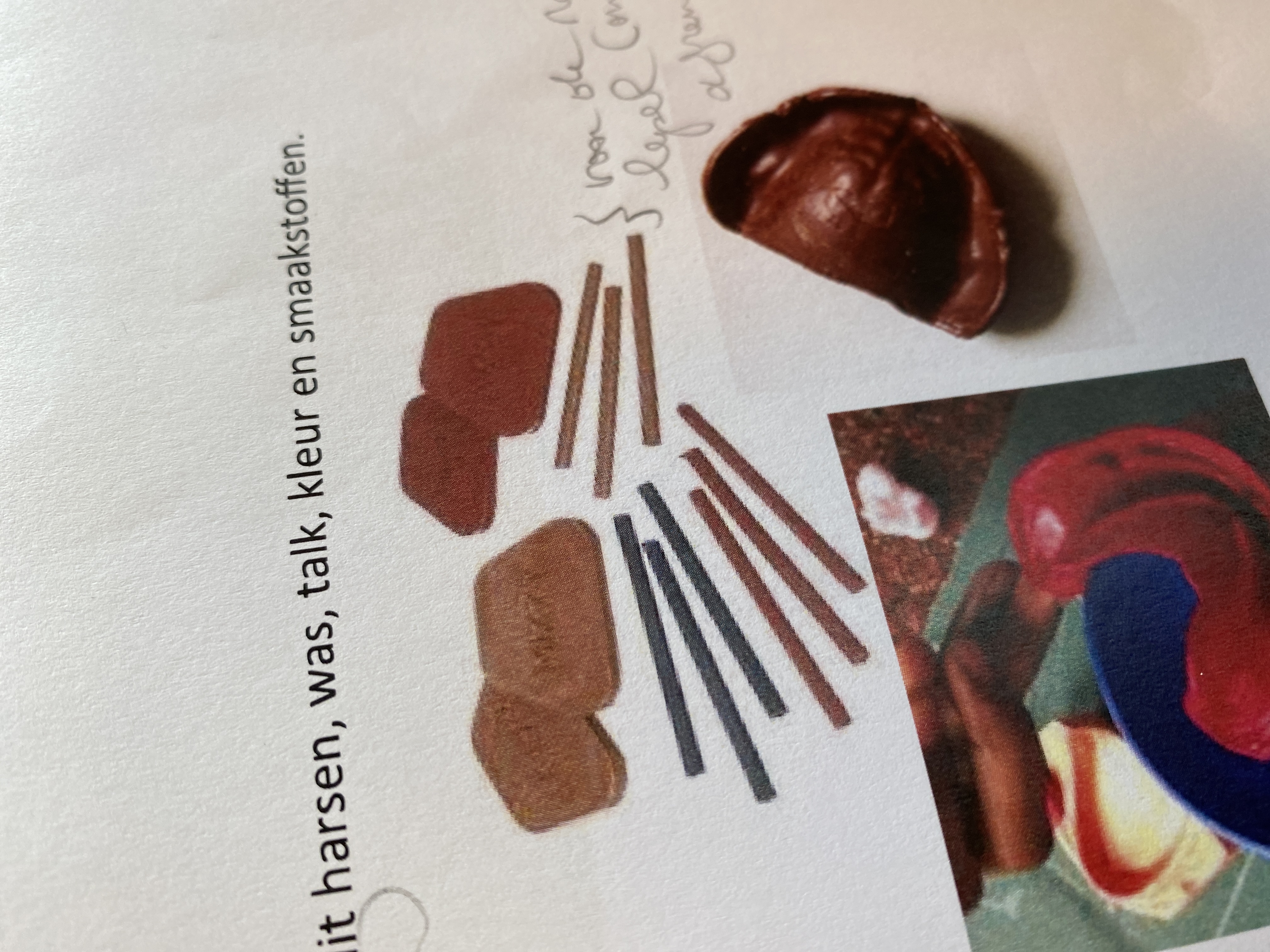 <p>Bestaat uit harsen, was, talk, kleur en smaakstoffen. Herbruikbaar materiaal (onhygiënisch).</p><p>Vb: afdruklepels uit stents of compound</p><p>(Stokjes dienen vr rand vd lepel (omslagplooi en frenula’s)</p>