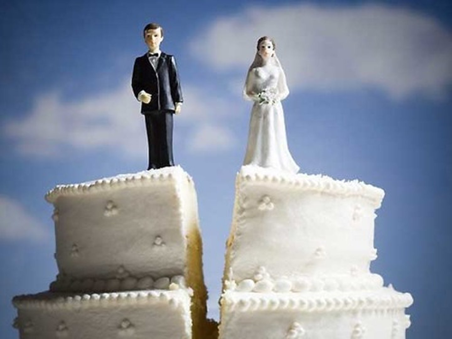 <p>to get a divorce (from)</p>