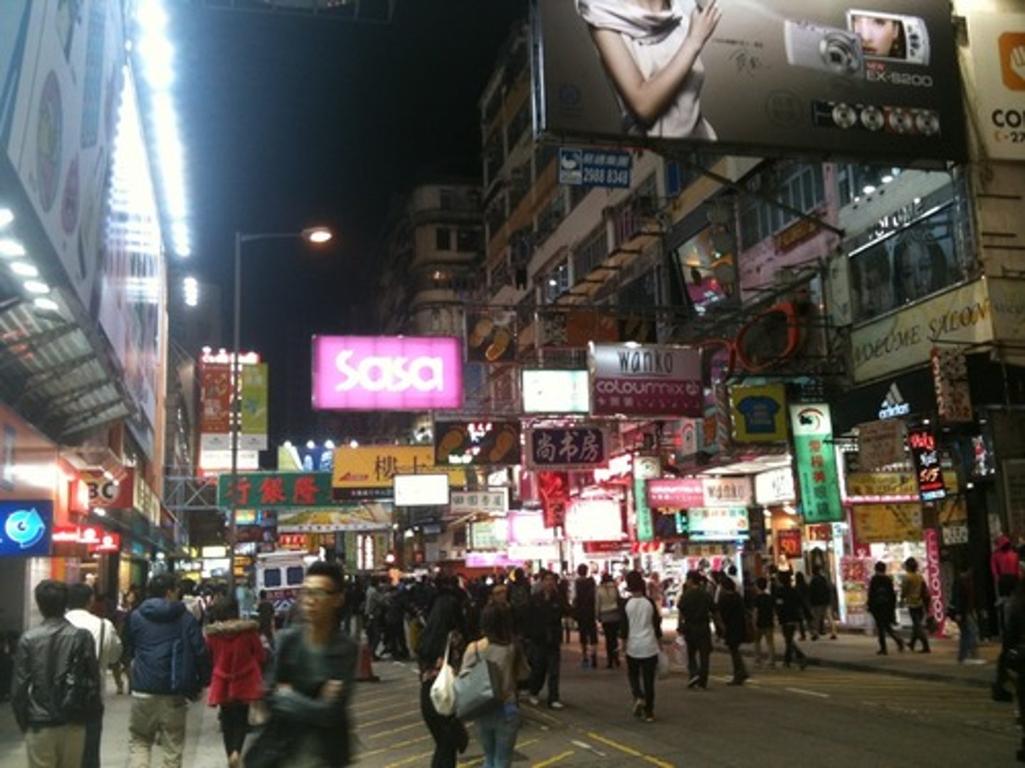 <p>(adj) bận rộn, náo nhiệt, sôi động</p>