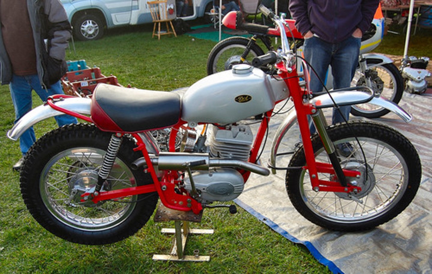<p>mó tuō chē</p><p>(motorcycle)</p>