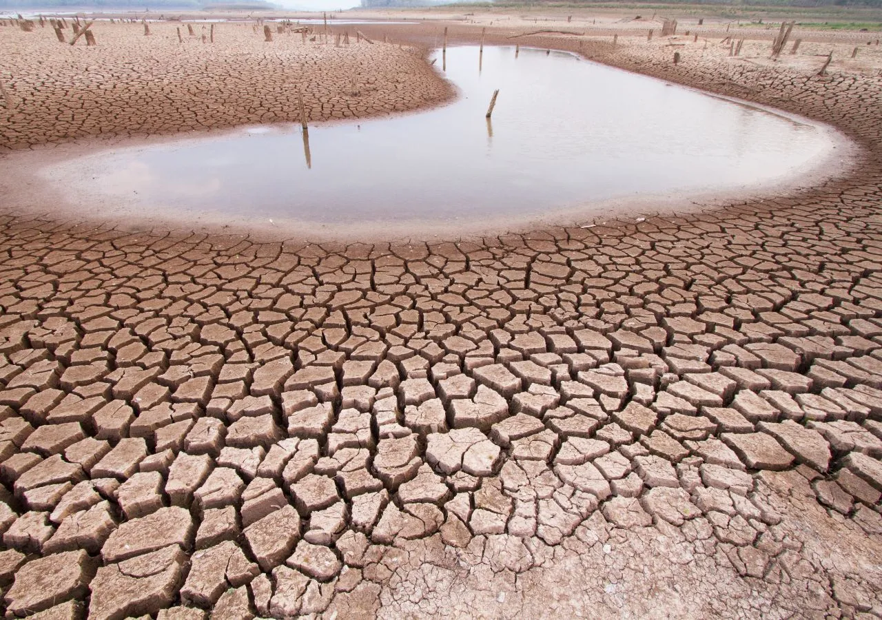 <p> Nivel de caudal mínimo que alcanza un río, normalmente en verano, debido a la sequía</p>