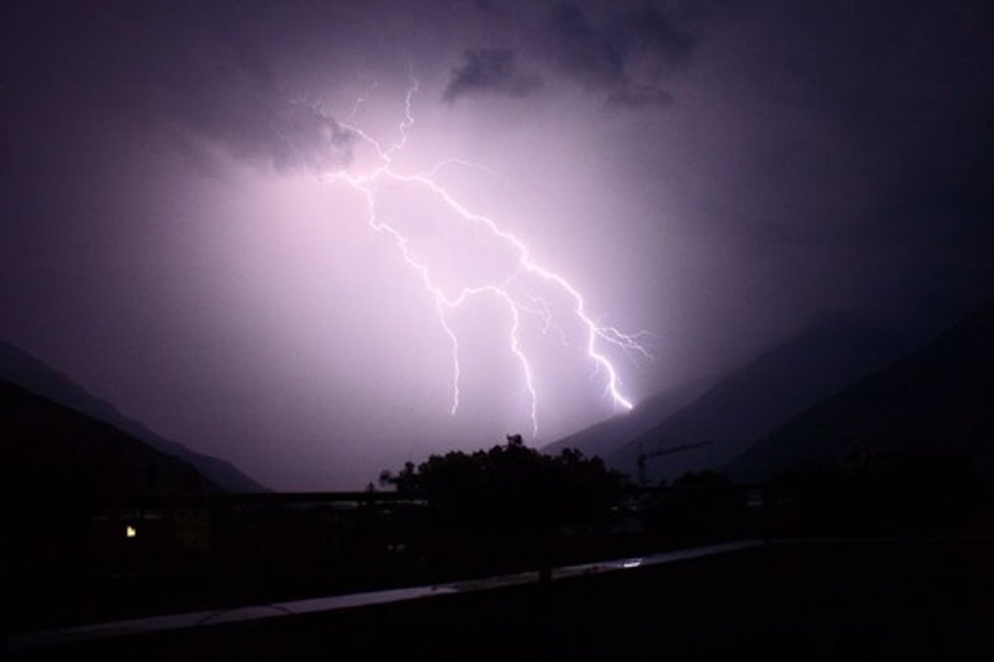 <p>There is thunder.</p>