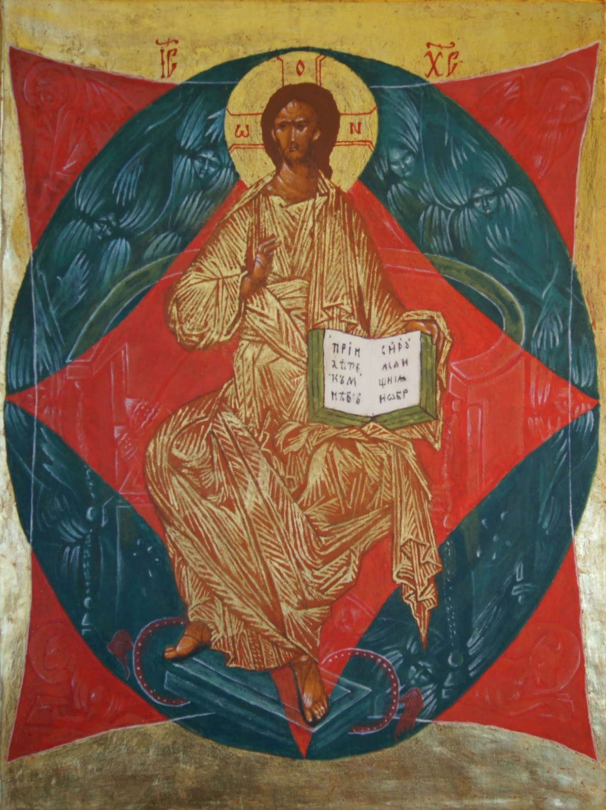 <p><span>Przedstawienie </span>Chrystusa<span> </span>Pantokratora<span>, który zasiada w centrum ikony na tronie na tle trzech </span>mandorli<span> (czerwonego rombu, ciemnobłękitnego owalu i na dole czerwonego kwadratu).</span></p>