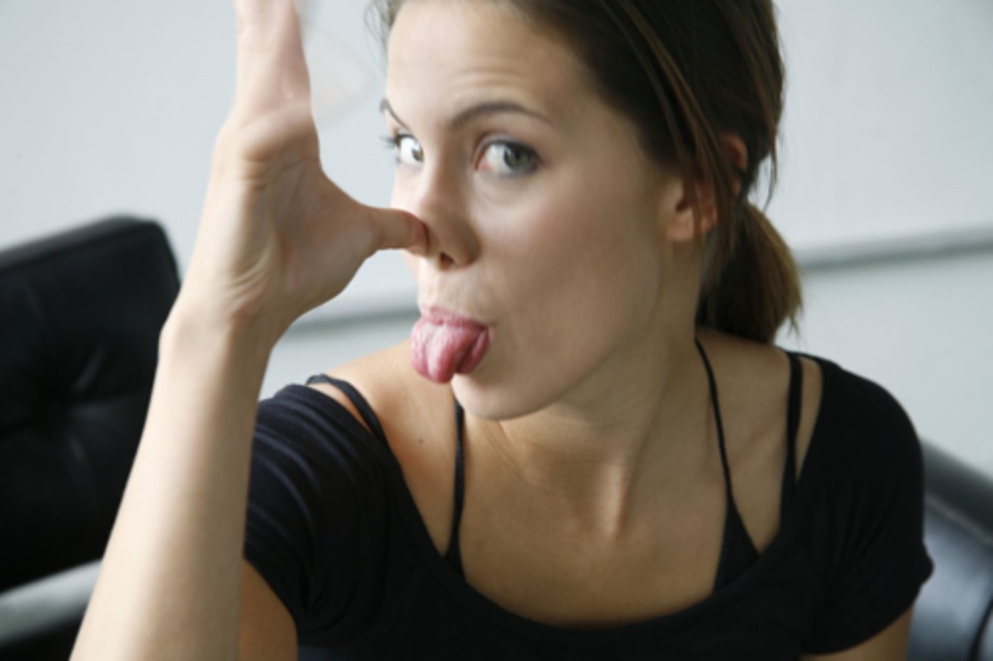 <p>rude, impolite</p>