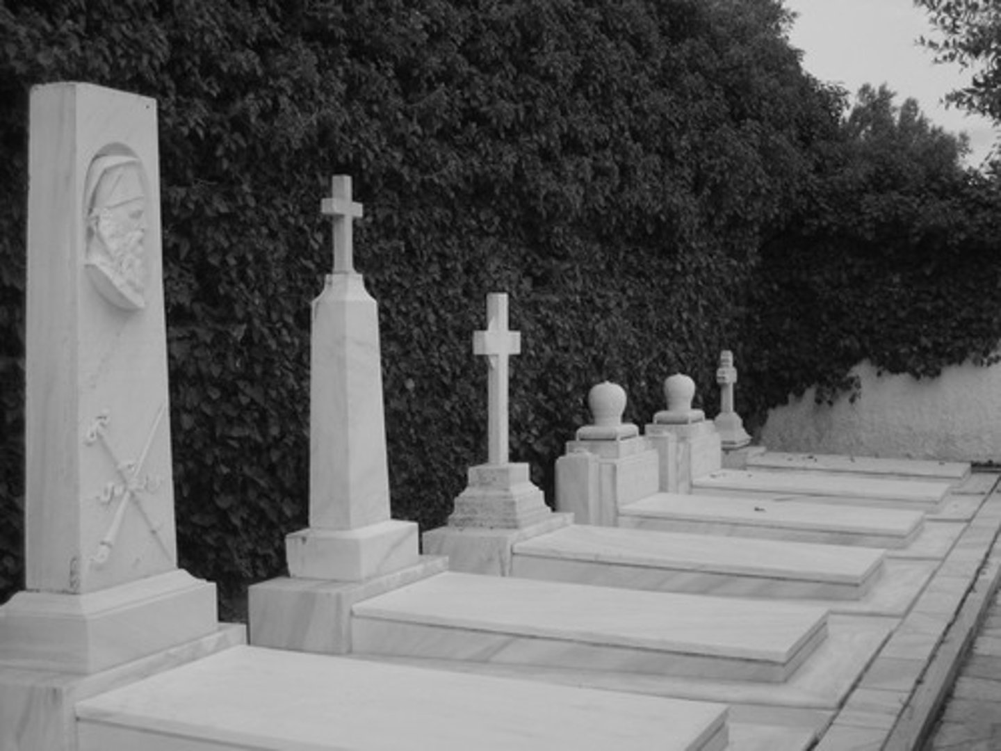 <p>the place where an important person is buried (neutral)</p><p>Tourists visit ~ the famous king every year.</p><p>~ is located in the center of the city.</p>