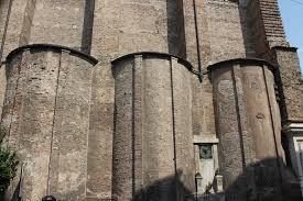 <p>Sono cappelle che presentano la loro superficie esterna (l'estradosso) visibile dall'esterno, anziché essere nascosta da una copertura o da una muratura. In architettura, l'estradosso è la superficie esterna di un arco o di una volta, e nelle cappelle estradossate questa superficie esterna è chiaramente in vista.</p>