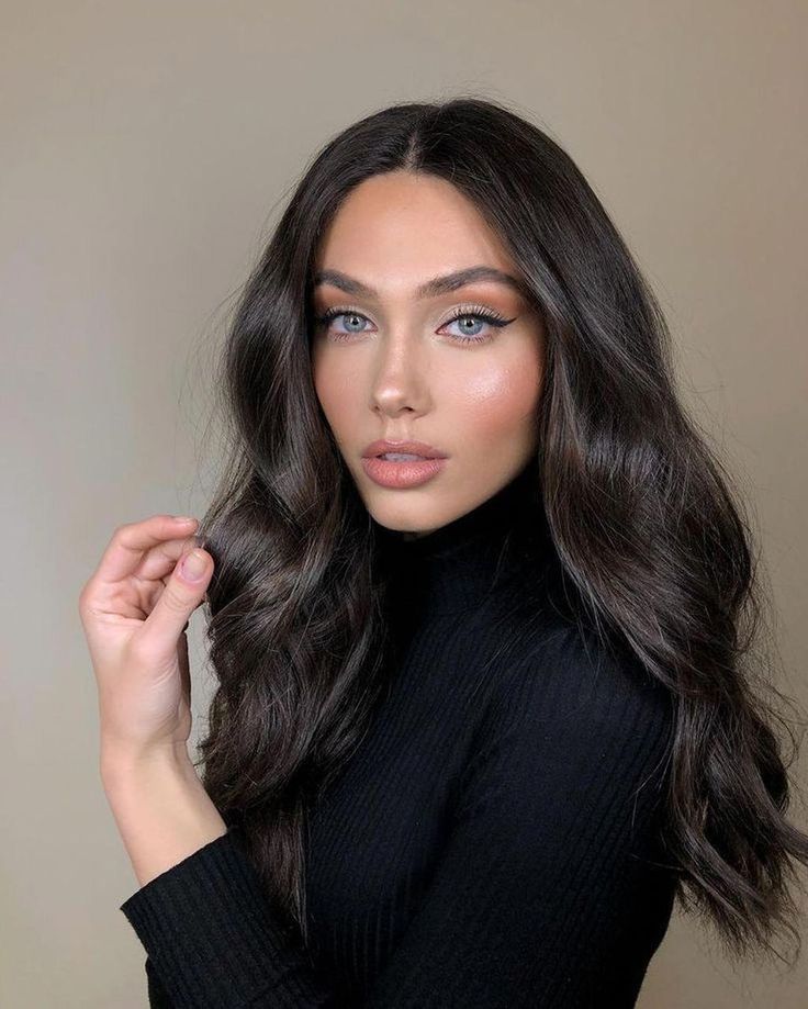 <p><span>dark hair</span></p>
