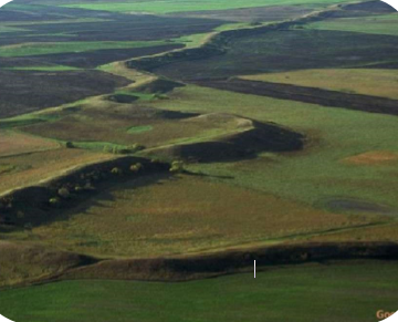 * Glaciofluvial landform
* Channelized water either flowing beneath ice or edge of ice
* When ice melts it leaves these deposits behind