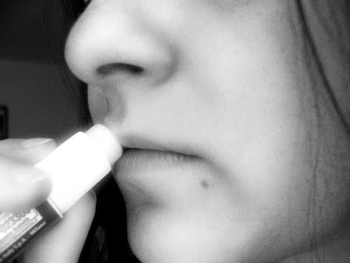 <p>1)(also balsam)oil with a pleasant smell that is obtained from some types of trees and plants, used in the past to helphealwounds(= make them better), for example<br>2)a liquid, cream, etc. that has a pleasant smell and is used to make wounds less painful or skin softer<br>-He used a skin balm after shaving.<br>3)(literary) something that makes you feel calm or relaxed<br>-The gentle music was a balm to his spirit.<br><br>бальзам</p>