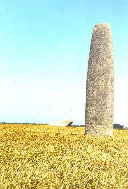 <p>A single, large upright monolith</p>