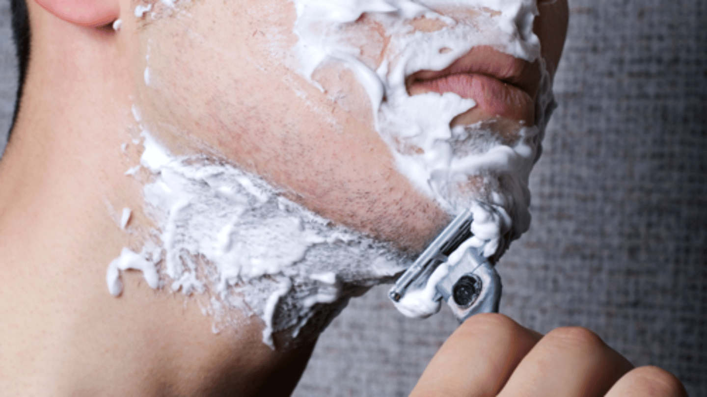 <p>to shave one's beard</p>