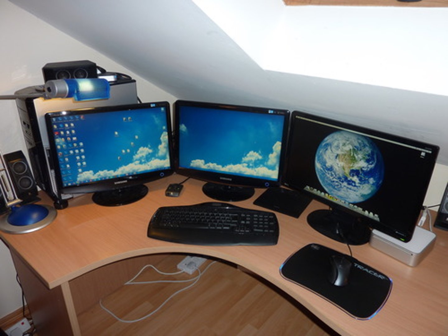 <p>(v): quản lý, giám sát</p>