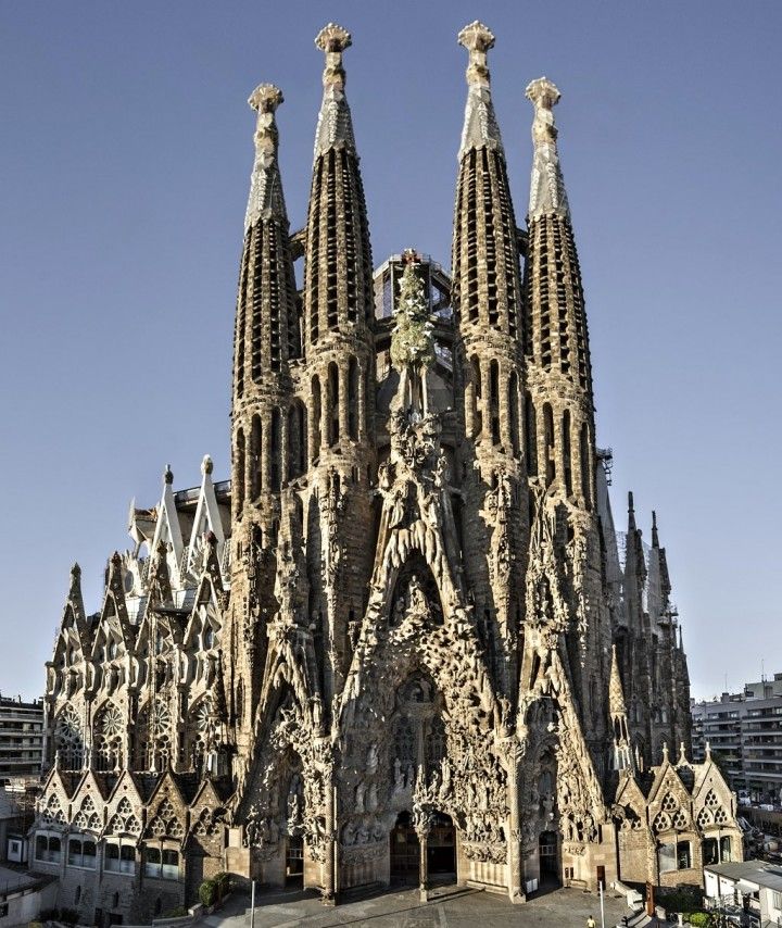 <p><em>Church of the Sagrada Família</em><span>, </span></p><p><span>Antoni Gaudí, </span></p><p><span>Art Nouveau</span></p>