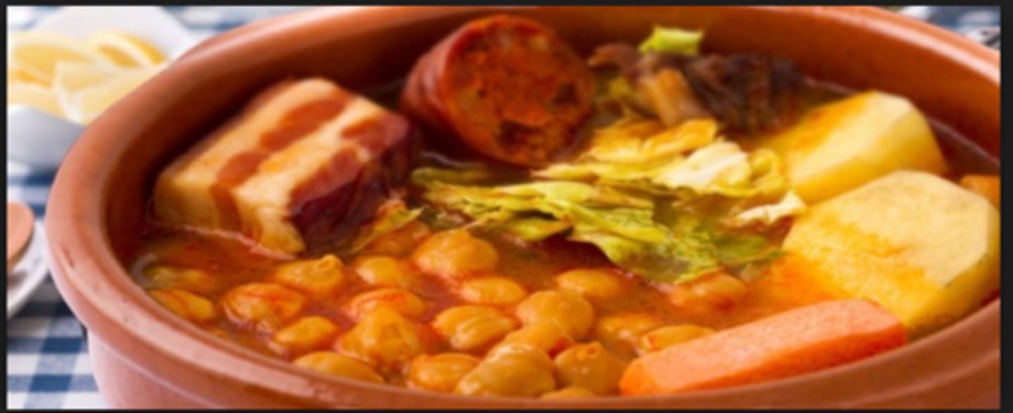 <p>un guiso elaborado a fuego lento en una olla con agua</p>