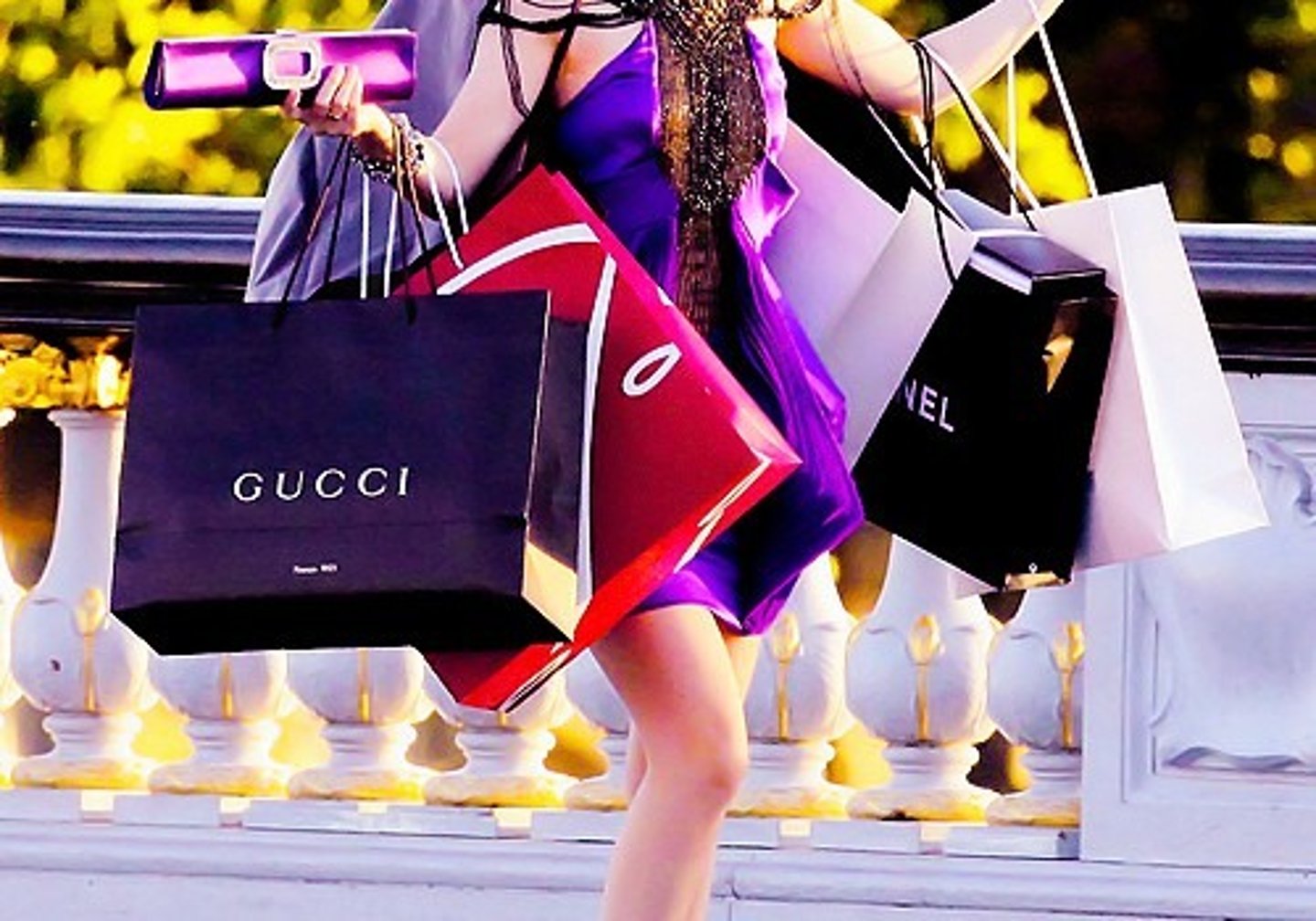<p>n. phr. (neutral/informal) a period of intense shopping, a buying binge, a shopping frenzy, an extensive shopping trip &gt;&lt; a frugal shopping trip, minimal shopping Một đợt mua sắm lớn She went on a shopping spree after getting her bonus. /ə ˈʃɒpɪŋ spriː/</p>
