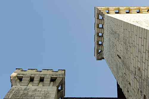 <p><span><span>galerie formant un </span></span>encorbellement<span><span>, soit en position mitoyenne ou en couronnement d'une enceinte militaire (</span></span>tour<span><span>, </span></span>courtine<span><span>, </span></span>rempart<span><span>,&nbsp;</span></span>etc.<span><span>) et dont le plancher ajouré permettait, si besoin, de lancer divers projectiles au pied du mur, zone souvent vulnérable&nbsp;</span></span></p>