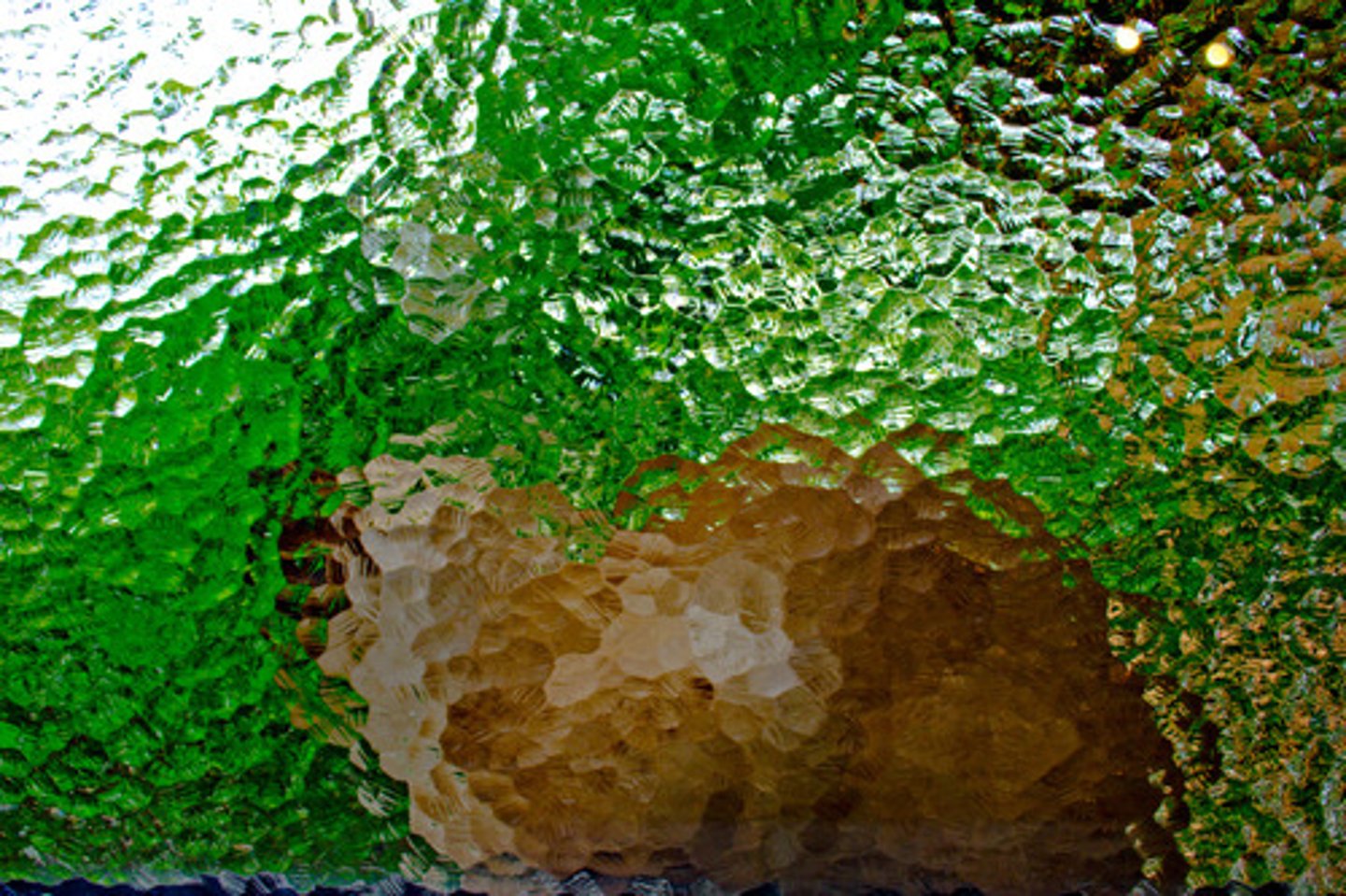 <p>it's not clear/evident (subjuntivo)</p>