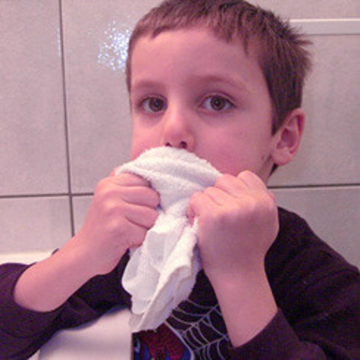 <p>to wipe off one's mouth with a towel</p>