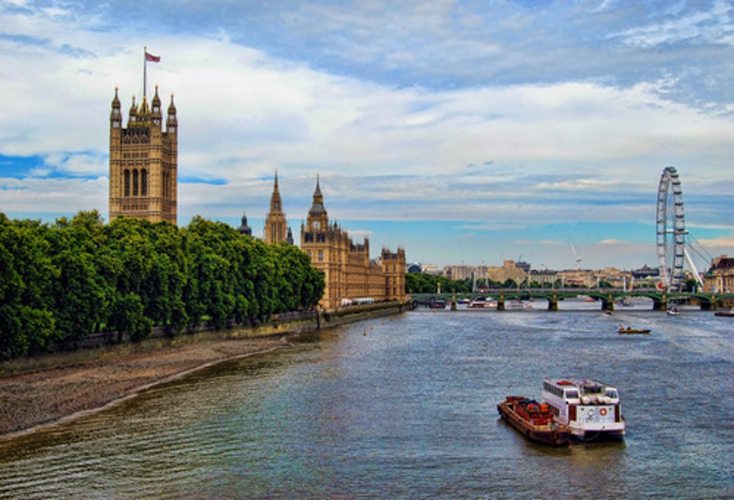 <p>London is located on a bridging site on the Thames. This site is good because it was narrow enough to cross meaning trade from south and north could meet and trade. It became a market and houses were built.</p>