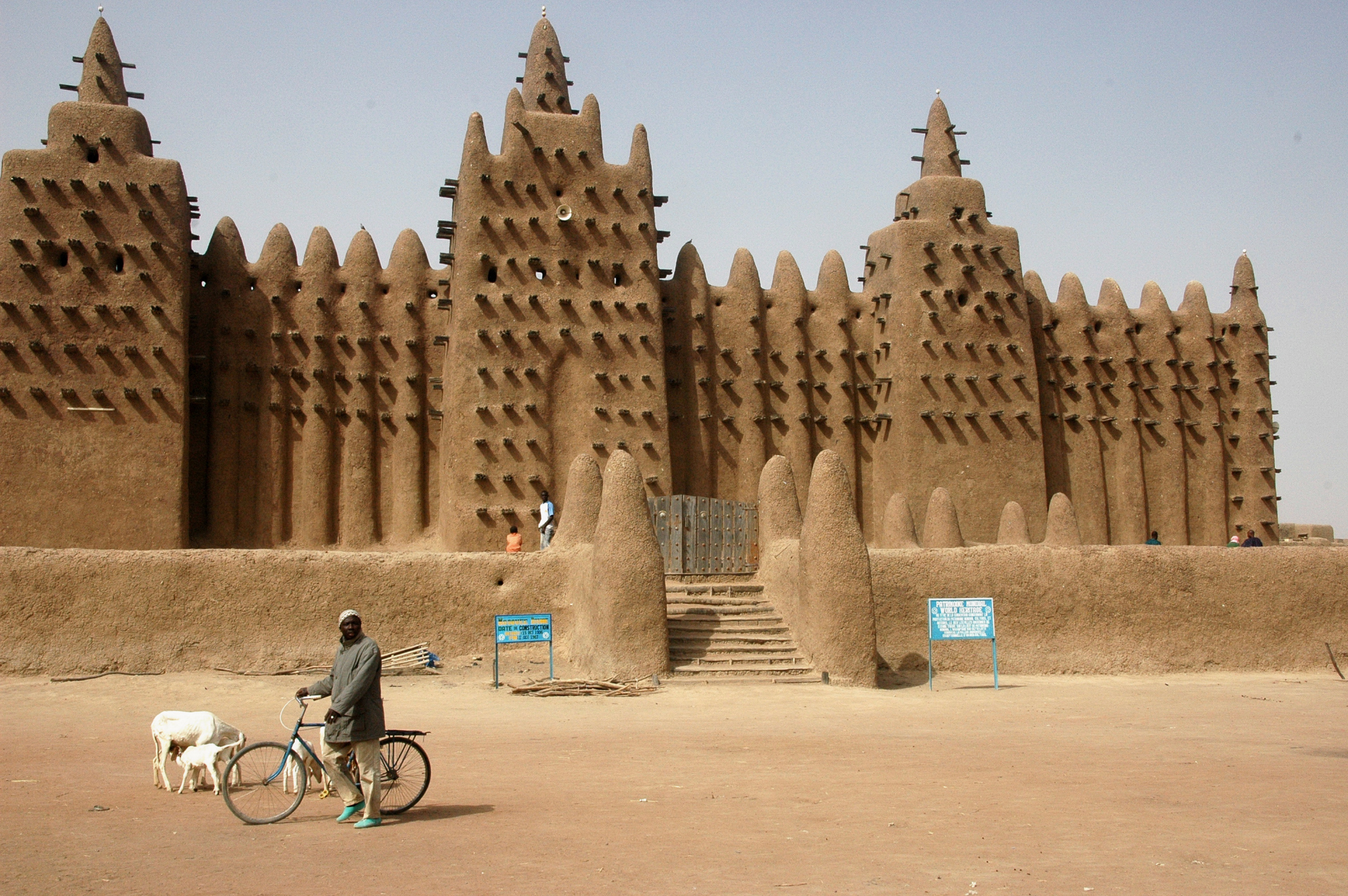 Made in inland Niger delta in Mali from the 26th king of Djenne after he converted to Islam. Was made with adobe and was one of the largest buildings made with the material. 