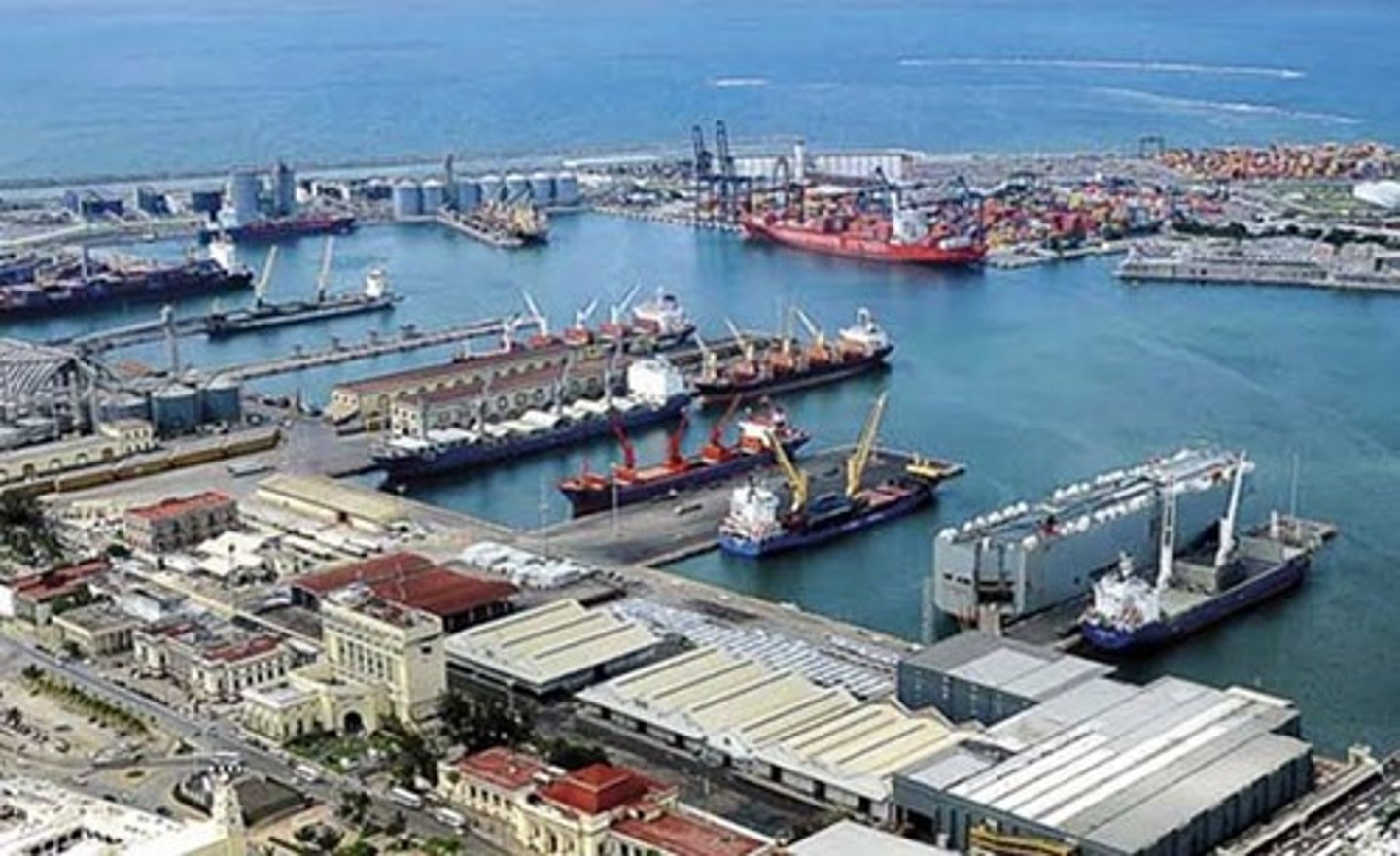 <p>port, harbor</p>