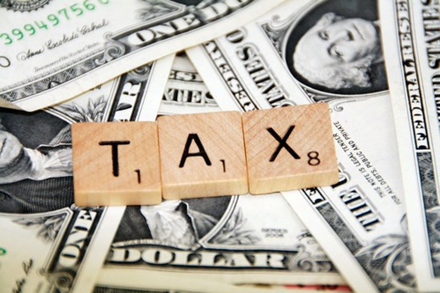 <p>/ˈlɛvi/ danh từ, động từ</p><p>thu thuế, đánh thuế</p><p>The government decided to levy a new tax on imported goods.</p><p>tax, charge, duty</p><p>levying (n)</p>