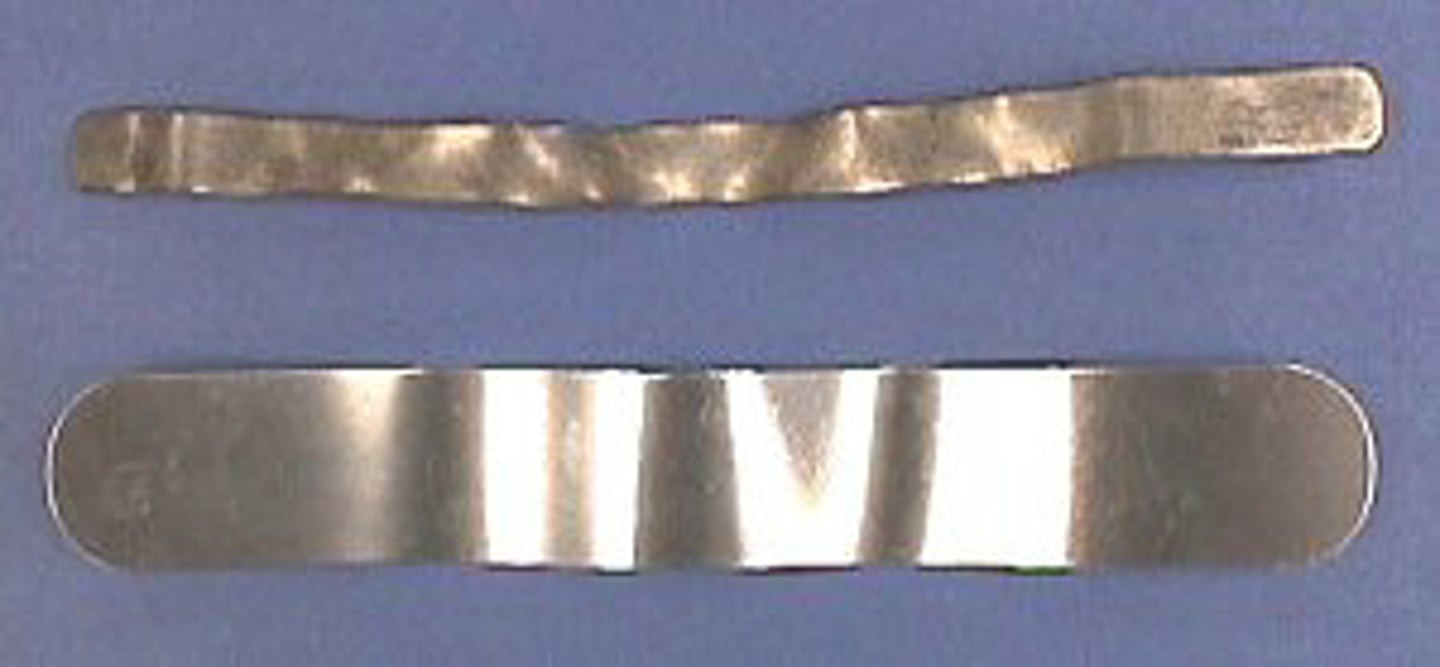<p>"Ribbon"; retracting deep wounds; handheld; may be bent to desire shapes</p>