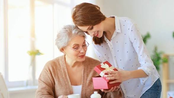 <p>I gave</p><p>I gave a gift to my mother</p>