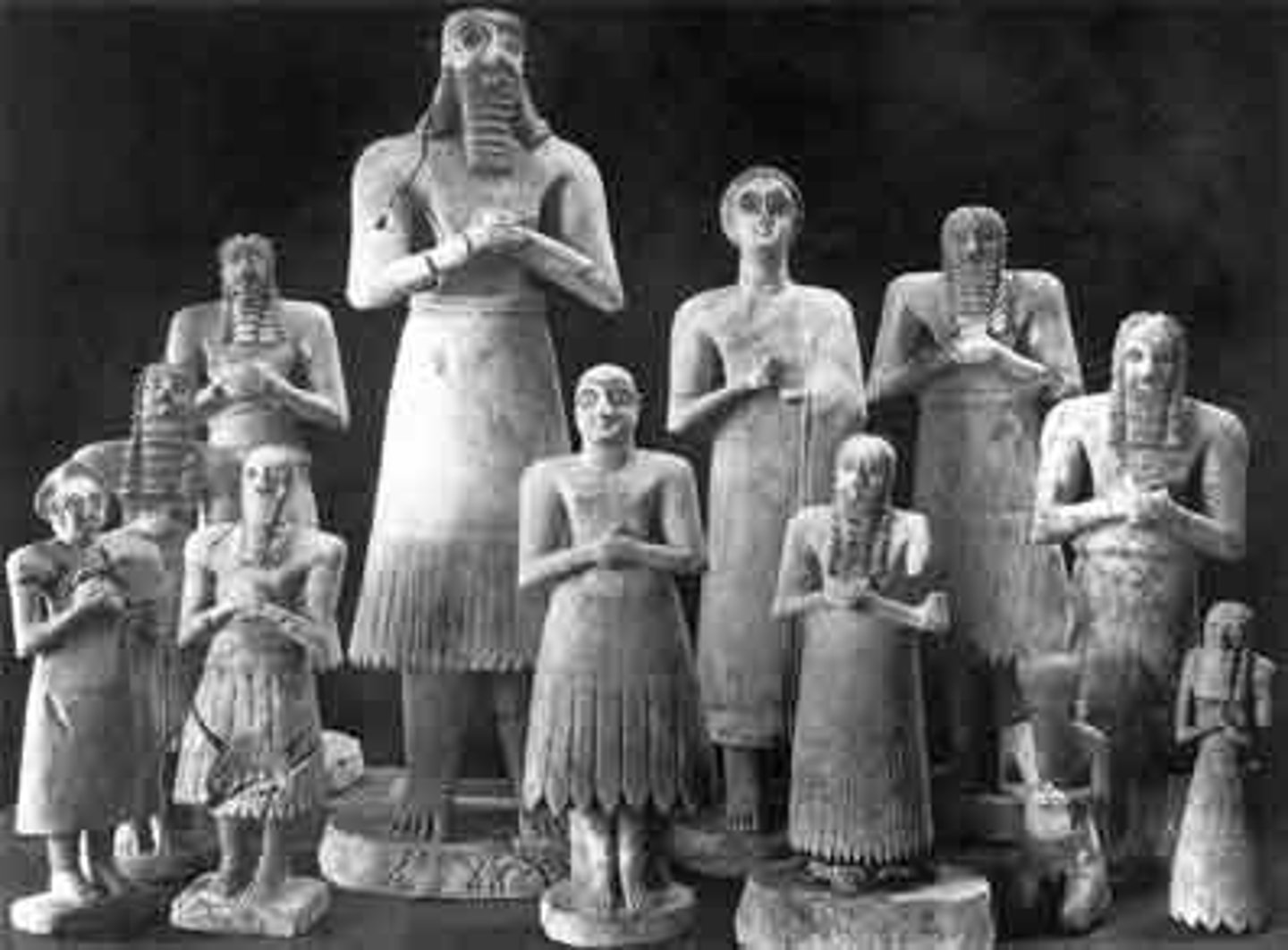 <p>30 statuettes made of marble from the mesopotamian period with overwhelmingly large eyes. made from limestone, gypsum, alabaster</p>