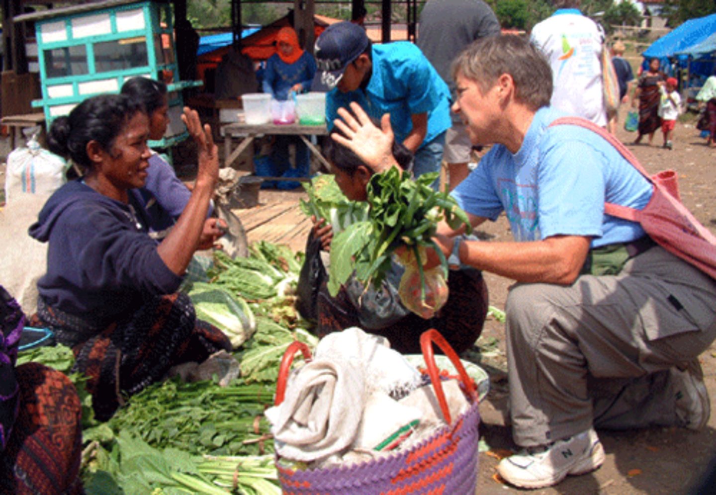 <p>to haggle</p>
