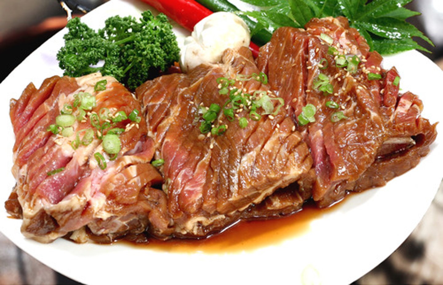 <p>món sườn nướng (Galbi)</p>