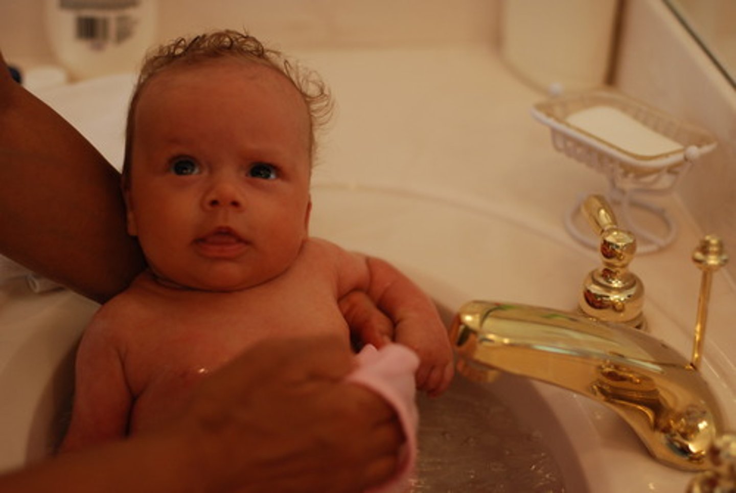 <p>the act of washing a baby : tắm cho em bé</p>