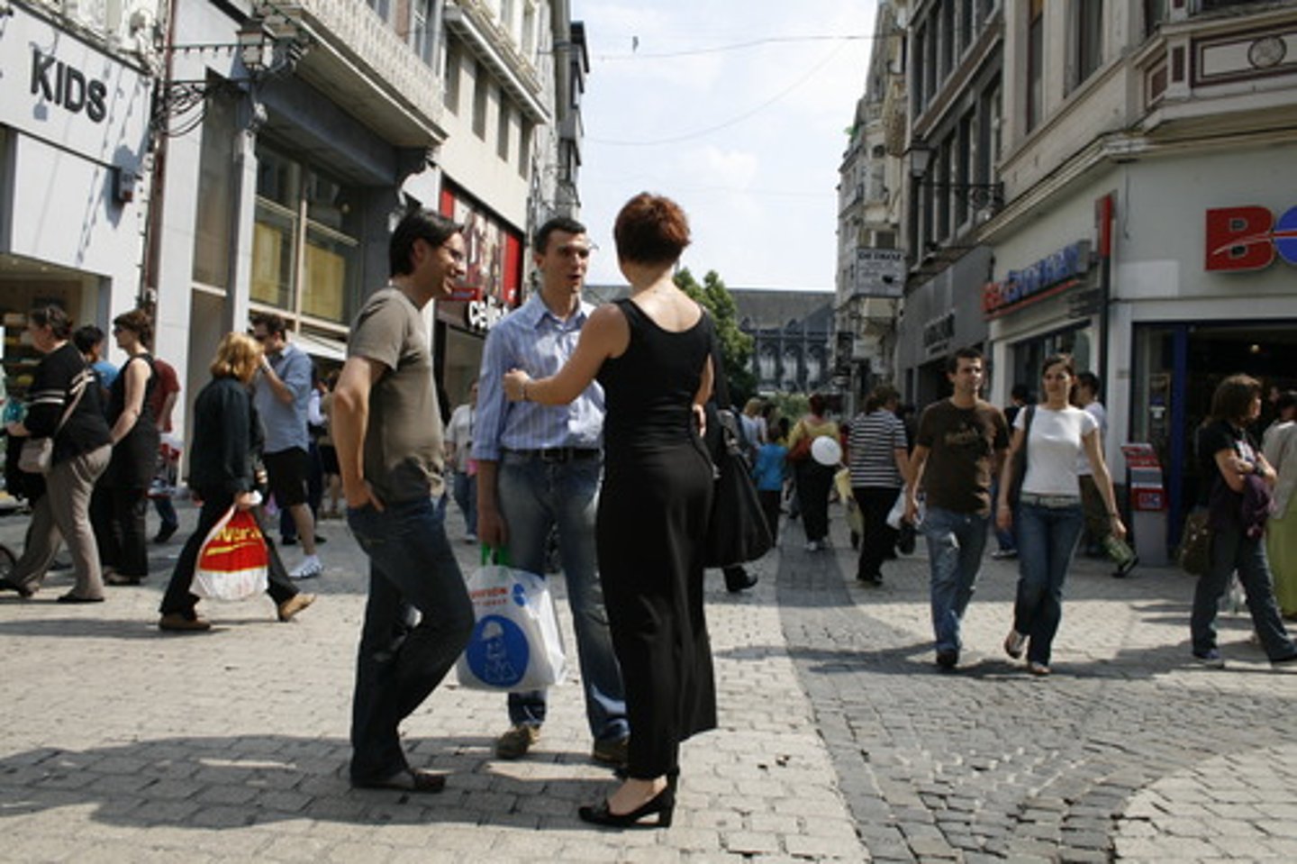 <p>Siento que ellos no te ____________(conocer).</p>