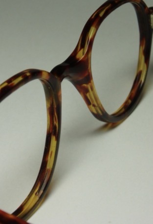 <p>The bridge follows the contour of the nose so that the weight is distributed evenly over the nose</p>