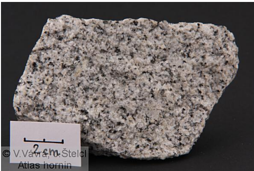 <p></p><p>…hornina vzniklá krystalizací magmatu ve velkých hloubkách. (VYVŘELÉ) … textura masivní, strukturou bývá hrubozrnná až drobnozrnná.… složená z křemene (20 až 40 %), živce a menšího množství tmavých minerálů (5 až 20 %). Z ostatních minerálů jsou nejčastější biotit nebo muskovit. … stavební a dekorační kámen.</p>