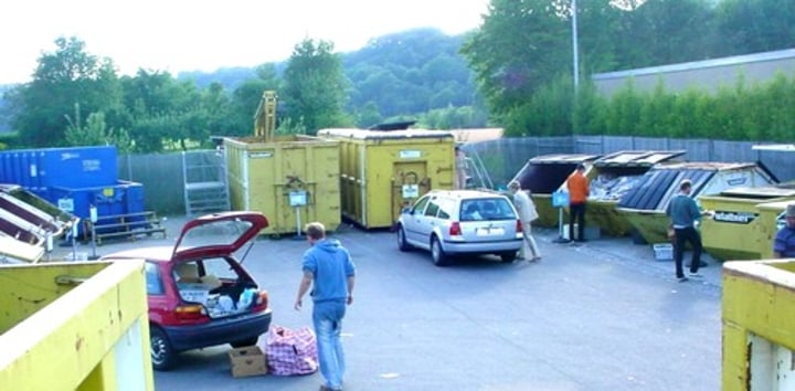 <p>een containerpark, stort(plaats)</p>