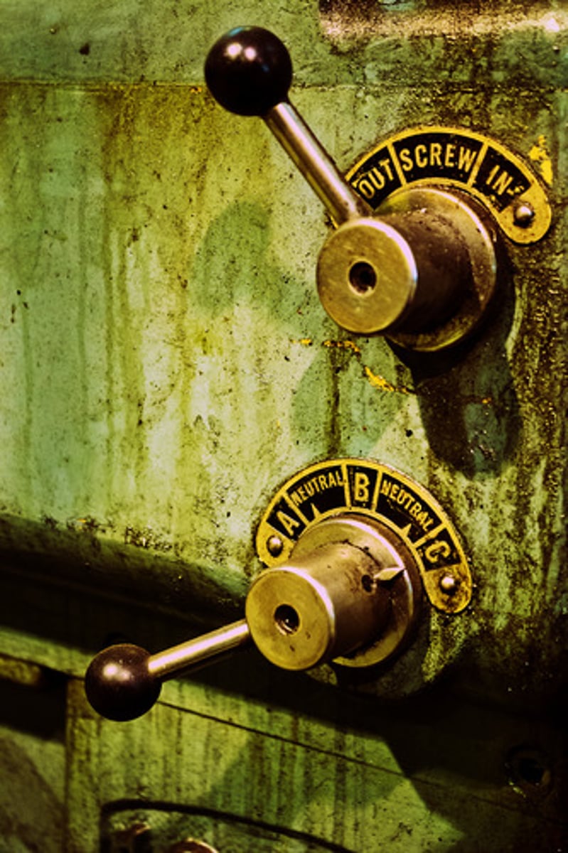 <p>(n.) a handle that one pulls to operate a machine</p>