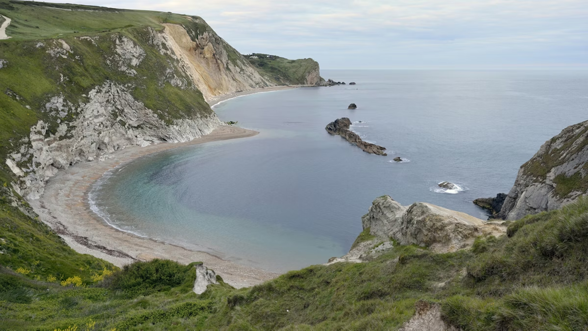 <p><span>how are </span><strong><u>headlands and bays</u></strong><span> formed?</span></p>