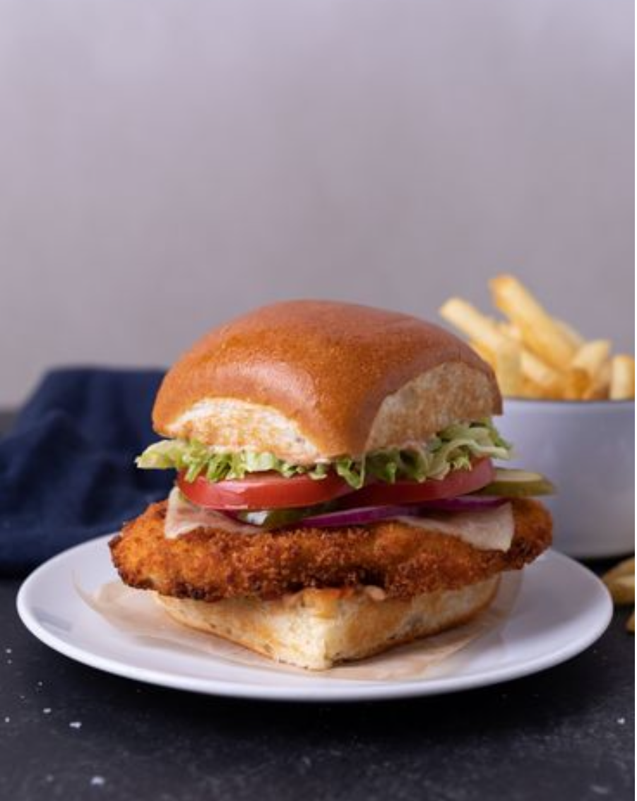 <p><span>spicy panko-crusted chicken, swiss cheese, sambal mayo, lettuce, tomato, pickle, onion, sea salted fries</span></p><p>Substitute</p><p><em>fresh greens, kale salad, truffle fries or yam fries</em><strong>+2¾</strong></p><p><em>gluten-free bun</em><strong>+2½ </strong><em>lettuce bun </em><strong>+2½</strong></p><p><span>➔ Panko Breaded Chicken Breast ➔ Pan Bun<br>➔ Iceberg Lettuce<br>➔ Red Onion</span></p><p><span>➔ Ketchup ➔ Sambal mayonnaise ➔ Swiss Cheese<br>➔ Tomato<br>➔ Pickles</span></p>